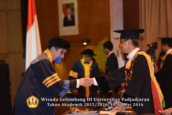 Wisuda Unpad Gel III TA 2015_2016 Fakultas ISIP oleh Rektor  009