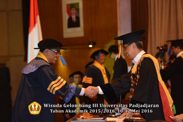 Wisuda Unpad Gel III TA 2015_2016 Fakultas ISIP oleh Rektor  010