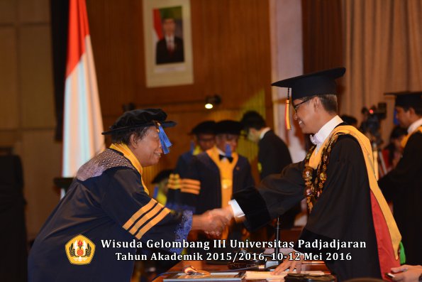 Wisuda Unpad Gel III TA 2015_2016 Fakultas ISIP oleh Rektor  011