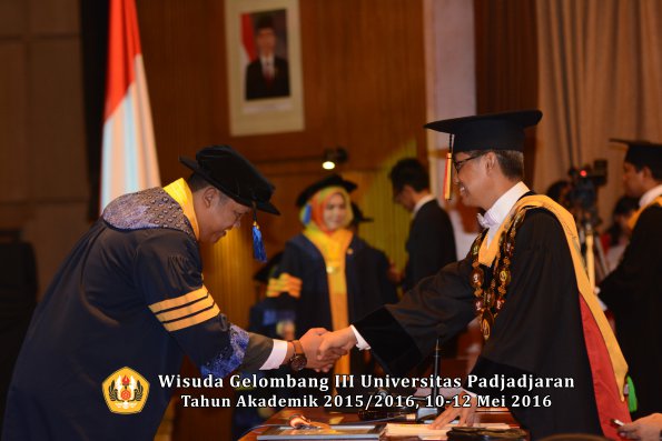 Wisuda Unpad Gel III TA 2015_2016 Fakultas ISIP oleh Rektor  014