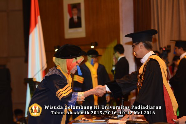 Wisuda Unpad Gel III TA 2015_2016 Fakultas ISIP oleh Rektor  015