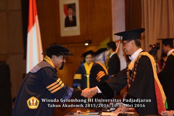 Wisuda Unpad Gel III TA 2015_2016 Fakultas ISIP oleh Rektor  017