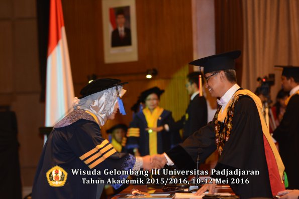 Wisuda Unpad Gel III TA 2015_2016 Fakultas ISIP oleh Rektor  018