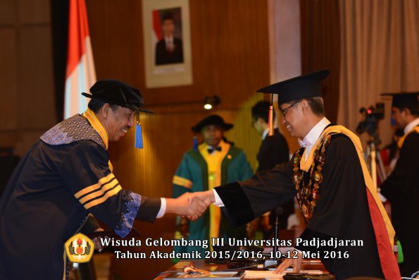 Wisuda Unpad Gel III TA 2015_2016 Fakultas ISIP oleh Rektor  022