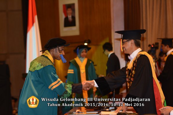Wisuda Unpad Gel III TA 2015_2016 Fakultas ISIP oleh Rektor  026