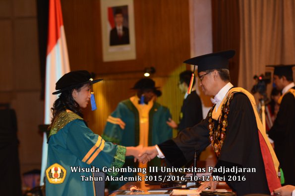 Wisuda Unpad Gel III TA 2015_2016 Fakultas ISIP oleh Rektor  028