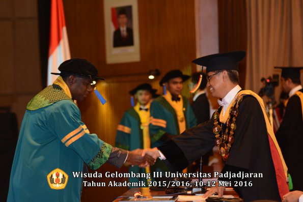 Wisuda Unpad Gel III TA 2015_2016 Fakultas ISIP oleh Rektor  029