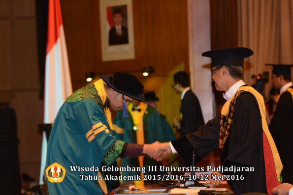 Wisuda Unpad Gel III TA 2015_2016 Fakultas ISIP oleh Rektor  030