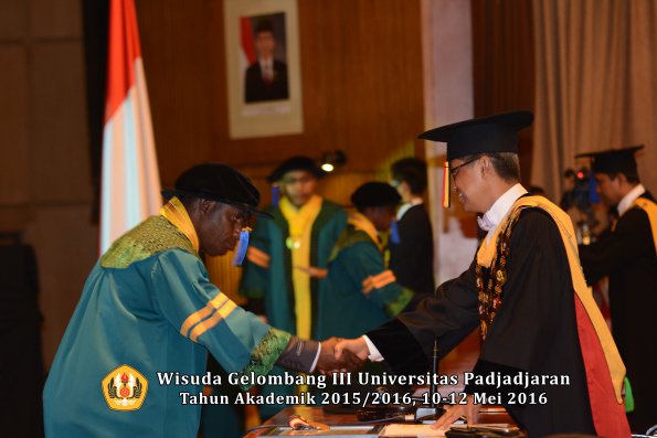Wisuda Unpad Gel III TA 2015_2016 Fakultas ISIP oleh Rektor  033