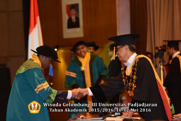 Wisuda Unpad Gel III TA 2015_2016 Fakultas ISIP oleh Rektor  034