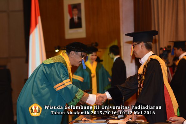 Wisuda Unpad Gel III TA 2015_2016 Fakultas ISIP oleh Rektor  036