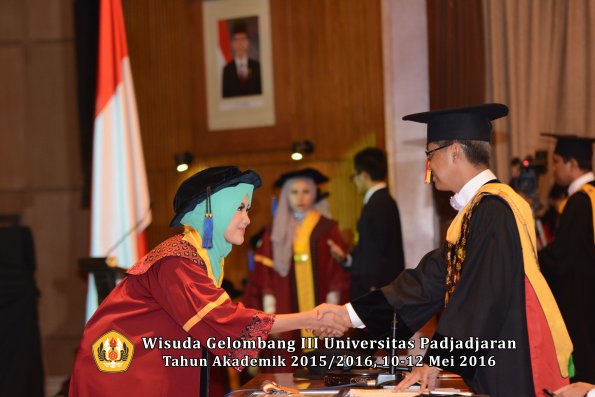 Wisuda Unpad Gel III TA 2015_2016 Fakultas ISIP oleh Rektor  063