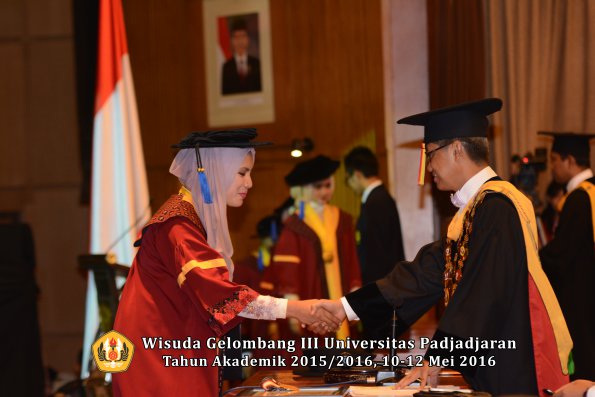Wisuda Unpad Gel III TA 2015_2016 Fakultas ISIP oleh Rektor  064