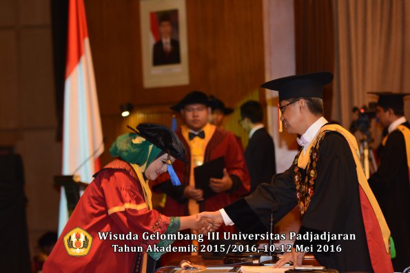 Wisuda Unpad Gel III TA 2015_2016 Fakultas ISIP oleh Rektor  070