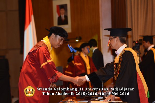 Wisuda Unpad Gel III TA 2015_2016 Fakultas ISIP oleh Rektor  072