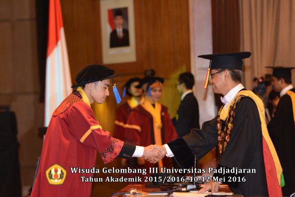 Wisuda Unpad Gel III TA 2015_2016 Fakultas ISIP oleh Rektor  073
