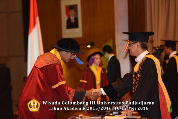 Wisuda Unpad Gel III TA 2015_2016 Fakultas ISIP oleh Rektor  075