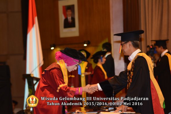 Wisuda Unpad Gel III TA 2015_2016 Fakultas ISIP oleh Rektor  076