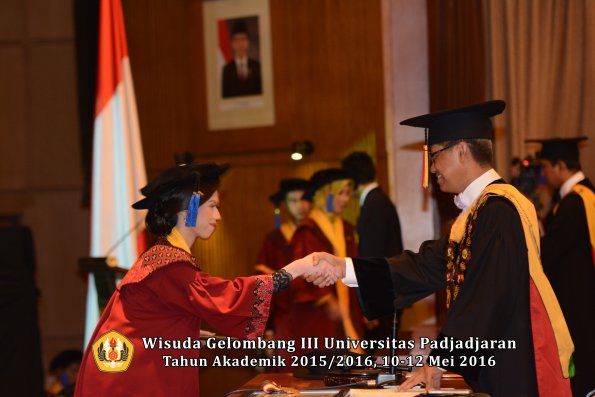 Wisuda Unpad Gel III TA 2015_2016 Fakultas ISIP oleh Rektor  077