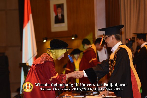 Wisuda Unpad Gel III TA 2015_2016 Fakultas ISIP oleh Rektor  078