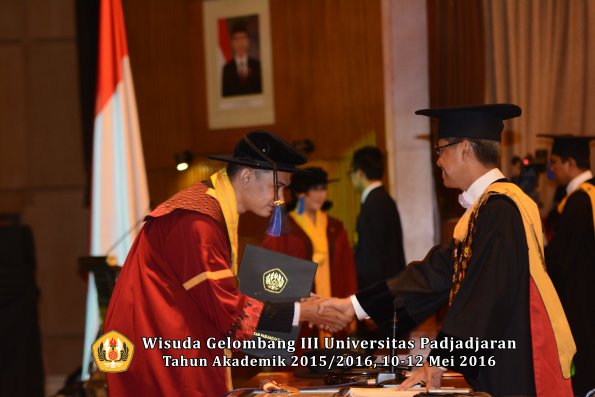 Wisuda Unpad Gel III TA 2015_2016 Fakultas ISIP oleh Rektor  079