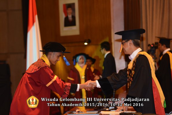 Wisuda Unpad Gel III TA 2015_2016 Fakultas ISIP oleh Rektor  082