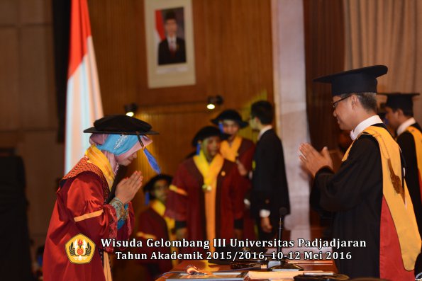 Wisuda Unpad Gel III TA 2015_2016 Fakultas ISIP oleh Rektor  083