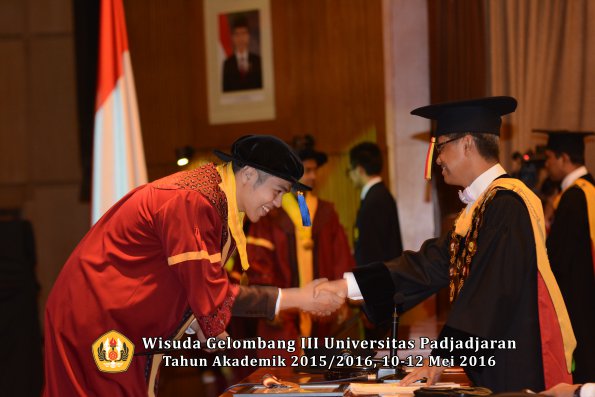 Wisuda Unpad Gel III TA 2015_2016 Fakultas ISIP oleh Rektor  085