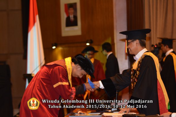 Wisuda Unpad Gel III TA 2015_2016 Fakultas ISIP oleh Rektor  086