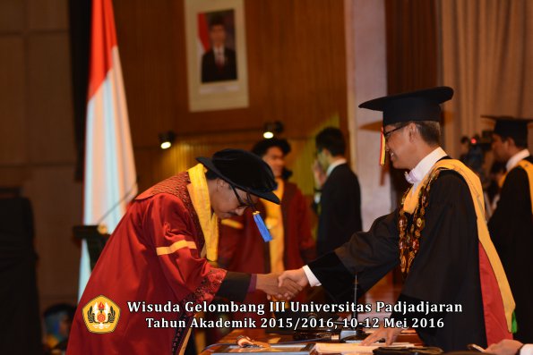 Wisuda Unpad Gel III TA 2015_2016 Fakultas ISIP oleh Rektor  087