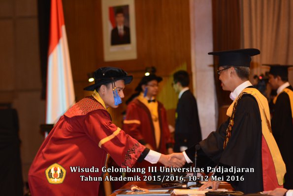 Wisuda Unpad Gel III TA 2015_2016 Fakultas ISIP oleh Rektor  089