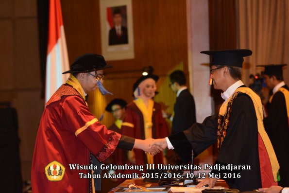 Wisuda Unpad Gel III TA 2015_2016 Fakultas ISIP oleh Rektor  090