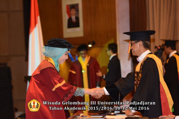 Wisuda Unpad Gel III TA 2015_2016 Fakultas ISIP oleh Rektor  092