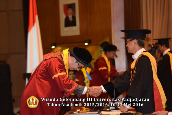 Wisuda Unpad Gel III TA 2015_2016 Fakultas ISIP oleh Rektor  093