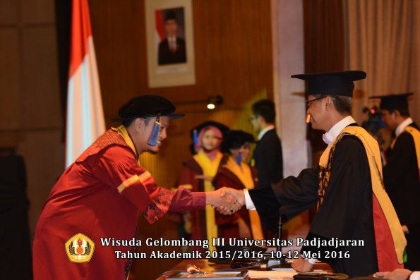 Wisuda Unpad Gel III TA 2015_2016 Fakultas ISIP oleh Rektor  094