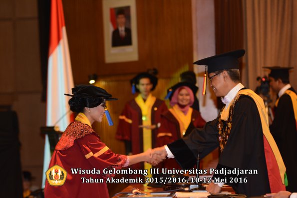 Wisuda Unpad Gel III TA 2015_2016 Fakultas ISIP oleh Rektor  095