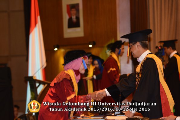 Wisuda Unpad Gel III TA 2015_2016 Fakultas ISIP oleh Rektor  096