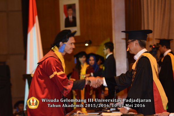 Wisuda Unpad Gel III TA 2015_2016 Fakultas ISIP oleh Rektor  097