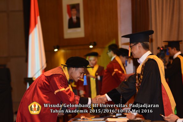 Wisuda Unpad Gel III TA 2015_2016 Fakultas ISIP oleh Rektor  100