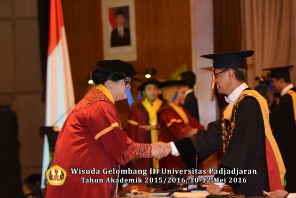 Wisuda Unpad Gel III TA 2015_2016 Fakultas ISIP oleh Rektor  101