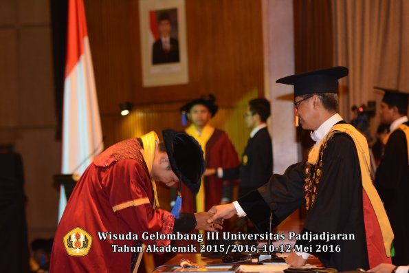 Wisuda Unpad Gel III TA 2015_2016 Fakultas ISIP oleh Rektor  103
