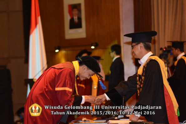 Wisuda Unpad Gel III TA 2015_2016 Fakultas ISIP oleh Rektor  105