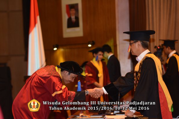 Wisuda Unpad Gel III TA 2015_2016 Fakultas ISIP oleh Rektor  108
