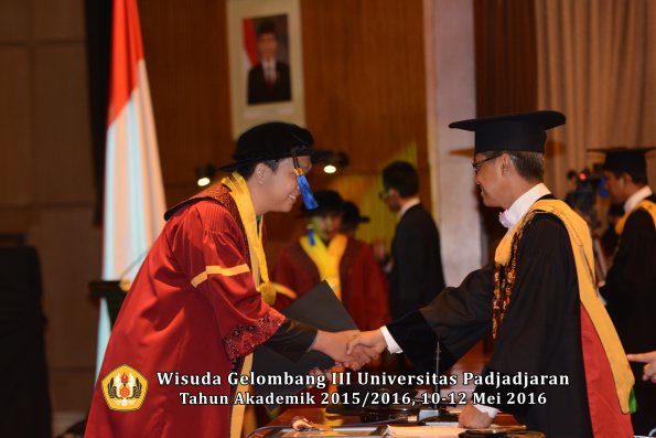 Wisuda Unpad Gel III TA 2015_2016 Fakultas ISIP oleh Rektor  111