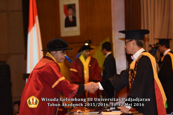 Wisuda Unpad Gel III TA 2015_2016 Fakultas ISIP oleh Rektor  112