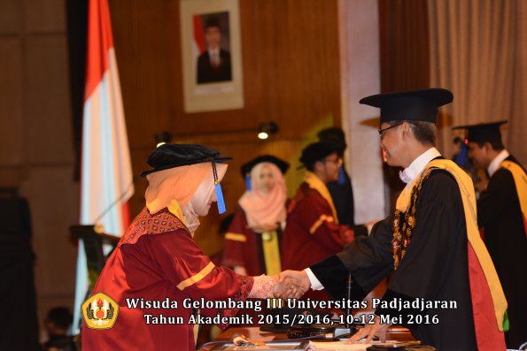 Wisuda Unpad Gel III TA 2015_2016 Fakultas ISIP oleh Rektor  114