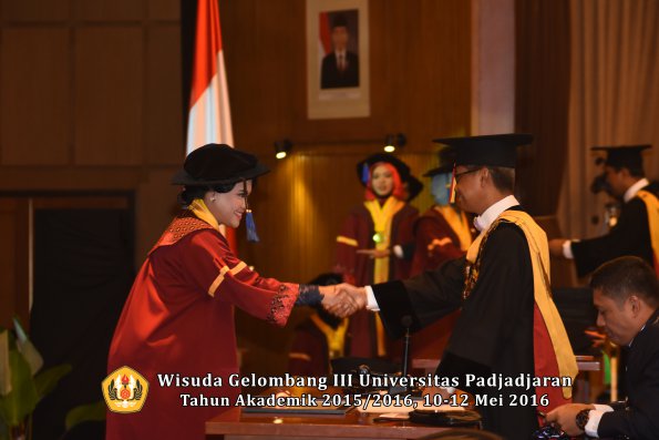 Wisuda Unpad Gel III TA 2015_2016 Fakultas ISIP oleh Rektor  117