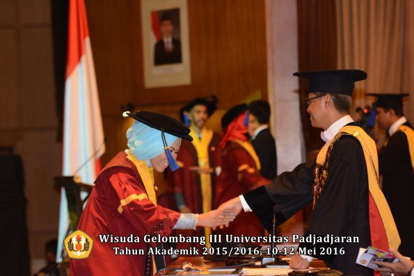 Wisuda Unpad Gel III TA 2015_2016 Fakultas ISIP oleh Rektor  118