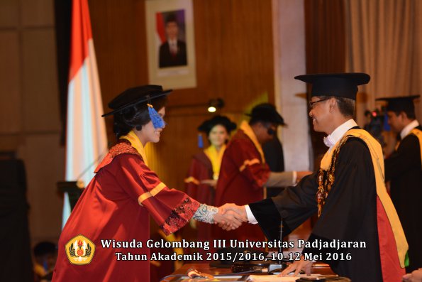 Wisuda Unpad Gel III TA 2015_2016 Fakultas ISIP oleh Rektor  128