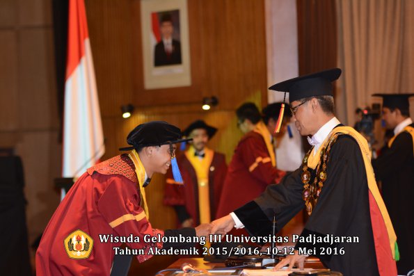 Wisuda Unpad Gel III TA 2015_2016 Fakultas ISIP oleh Rektor  133